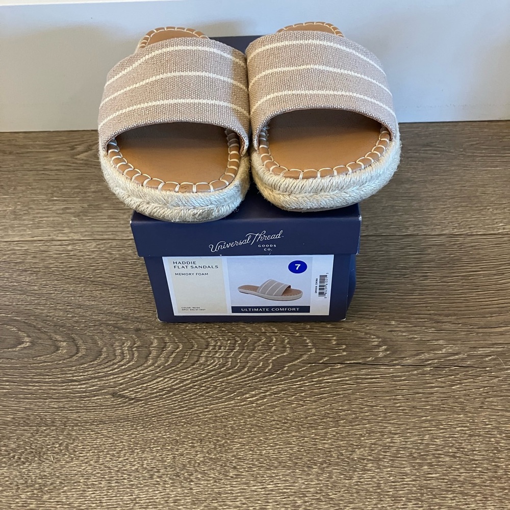 Universal Thread Haddie Flat Sandals Girl’s Size 7 Memory Foam